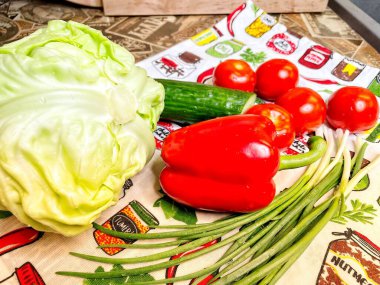 Sebze, botanik, organik, vegan, lahana, yeşil soğan, kırmızı biber, domates, salatalık, mutfak, masa, salata, vitamin, yemek, yemek.