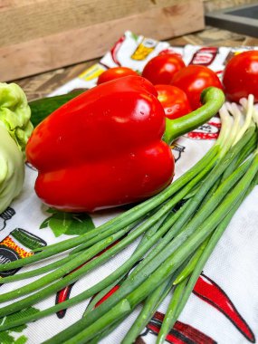 Sebze, botanik, organik, vegan, lahana, yeşil soğan, kırmızı biber, domates, salatalık, mutfak, masa, salata, vitamin, yemek, yemek.