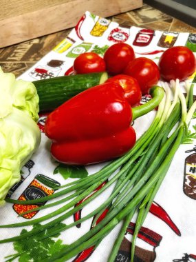 Sebze, botanik, organik, vegan, lahana, yeşil soğan, kırmızı biber, domates, salatalık, mutfak, masa, salata, vitamin, yemek, yemek.