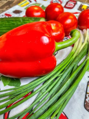 Sebze, botanik, organik, vegan, lahana, yeşil soğan, kırmızı biber, domates, salatalık, mutfak, masa, salata, vitamin, yemek, yemek.