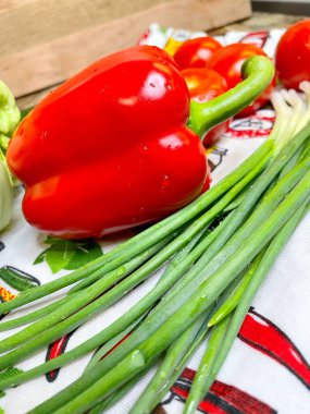 Sebze, botanik, organik, vegan, lahana, yeşil soğan, kırmızı biber, domates, salatalık, mutfak, masa, salata, vitamin, yemek, yemek.