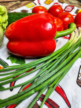 Sebze, botanik, organik, vegan, lahana, yeşil soğan, kırmızı biber, domates, salatalık, mutfak, masa, salata, vitamin, yemek, yemek.