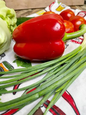 Sebze, botanik, organik, vegan, lahana, yeşil soğan, kırmızı biber, domates, salatalık, mutfak, masa, salata, vitamin, yemek, yemek.