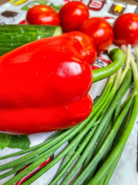 Sebze, botanik, organik, vegan, lahana, yeşil soğan, kırmızı biber, domates, salatalık, mutfak, masa, salata, vitamin, yemek, yemek.