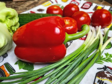 Sebze, botanik, organik, vegan, lahana, yeşil soğan, kırmızı biber, domates, salatalık, mutfak, masa, salata, vitamin, yemek, yemek.