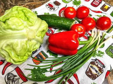 Sebze, botanik, organik, vegan, lahana, yeşil soğan, kırmızı biber, domates, salatalık, mutfak, masa, salata, vitamin, yemek, yemek.