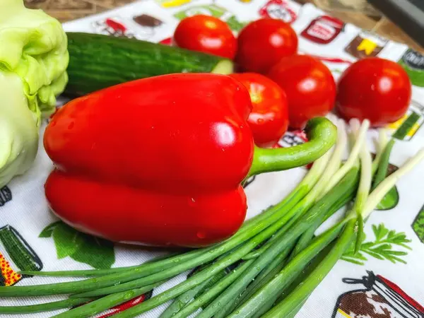 Sebze, botanik, organik, vegan, lahana, yeşil soğan, kırmızı biber, domates, salatalık, mutfak, masa, salata, vitamin, yemek, yemek.