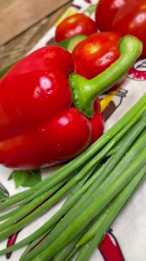 Sebze, botanik, organik, vegan, lahana, yeşil soğan, kırmızı biber, domates, salatalık, mutfak, masa, salata, vitamin, yemek, yemek.