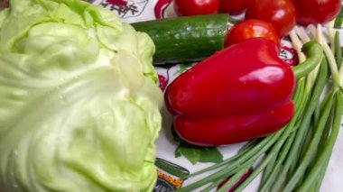 Sebze, botanik, organik, vegan, lahana, yeşil soğan, kırmızı biber, domates, salatalık, mutfak, masa, salata, vitamin, yemek, yemek.