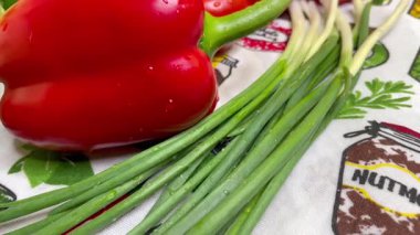 Sebze, botanik, organik, vegan, lahana, yeşil soğan, kırmızı biber, domates, salatalık, mutfak, masa, salata, vitamin, yemek, yemek.