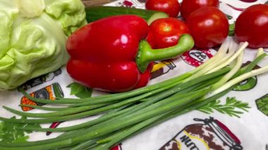 Sebze, botanik, organik, vegan, lahana, yeşil soğan, kırmızı biber, domates, salatalık, mutfak, masa, salata, vitamin, yemek, yemek.