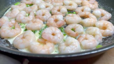 Kremalı ve sarımsaklı bir tavada karides, deniz ürünleri, yemek, yemek