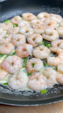 Kremalı ve sarımsaklı bir tavada karides, deniz ürünleri, yemek, yemek