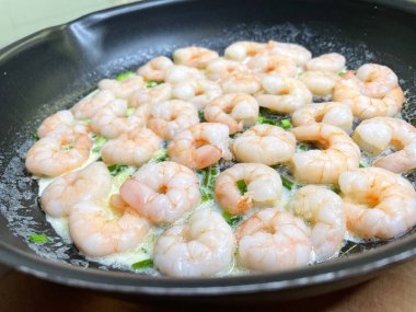 Kremalı ve sarımsaklı bir tavada karides, deniz ürünleri, yemek, yemek