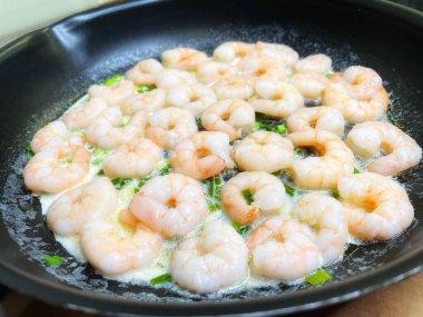 Kremalı ve sarımsaklı bir tavada karides, deniz ürünleri, yemek, yemek