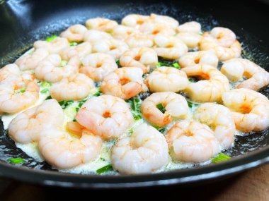 Kremalı ve sarımsaklı bir tavada karides, deniz ürünleri, yemek, yemek