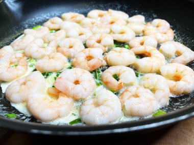 Kremalı ve sarımsaklı bir tavada karides, deniz ürünleri, yemek, yemek
