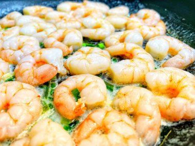 Kremalı ve sarımsaklı bir tavada karides, deniz ürünleri, yemek, yemek