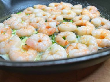 Kremalı ve sarımsaklı bir tavada karides, deniz ürünleri, yemek, yemek