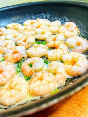 Kremalı ve sarımsaklı bir tavada karides, deniz ürünleri, yemek, yemek