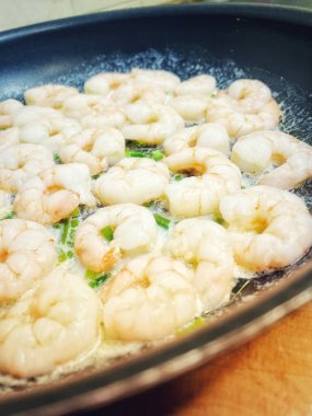 Kremalı ve sarımsaklı bir tavada karides, deniz ürünleri, yemek, yemek