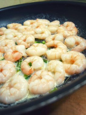 Kremalı ve sarımsaklı bir tavada karides, deniz ürünleri, yemek, yemek