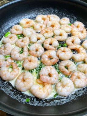 Kremalı ve sarımsaklı bir tavada karides, deniz ürünleri, yemek, yemek