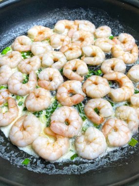 Kremalı ve sarımsaklı bir tavada karides, deniz ürünleri, yemek, yemek