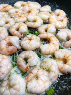 Kremalı ve sarımsaklı bir tavada karides, deniz ürünleri, yemek, yemek