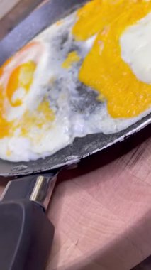 Tavada yumurta, yumurta sarısı, yumurta beyazı, sarı, beyaz, buhar, lezzetli, kahvaltı, mutfak, masa.