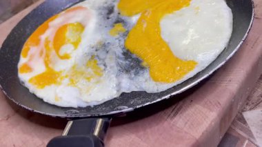 Tavada yumurta, yumurta sarısı, yumurta beyazı, sarı, beyaz, buhar, lezzetli, kahvaltı, mutfak, masa.