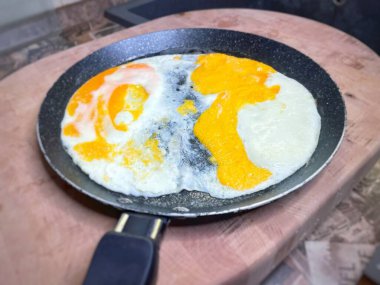 Tavada yumurta, yumurta sarısı, yumurta beyazı, sarı, beyaz, buhar, lezzetli, kahvaltı, mutfak, masa.