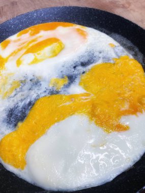 Tavada yumurta, yumurta sarısı, yumurta beyazı, sarı, beyaz, buhar, lezzetli, kahvaltı, mutfak, masa.