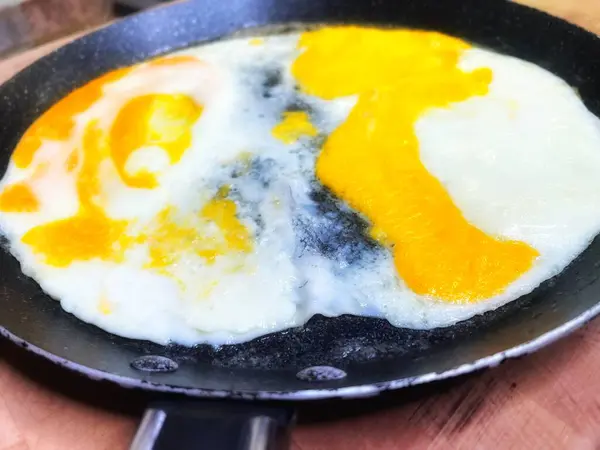 Tavada yumurta, yumurta sarısı, yumurta beyazı, sarı, beyaz, buhar, lezzetli, kahvaltı, mutfak, masa.