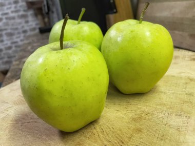 Yeşil elma, taze elma, meyve, vitaminler, masa, mutfak. 