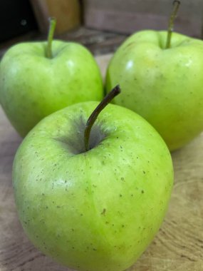 Yeşil elma, taze elma, meyve, vitaminler, masa, mutfak. 