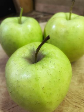 Yeşil elma, taze elma, meyve, vitaminler, masa, mutfak. 