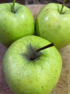 Yeşil elma, taze elma, meyve, vitaminler, masa, mutfak. 