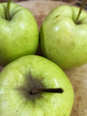 Yeşil elma, taze elma, meyve, vitaminler, masa, mutfak. 