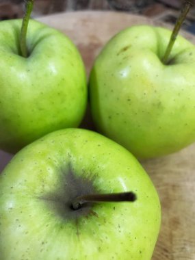 Yeşil elma, taze elma, meyve, vitaminler, masa, mutfak. 