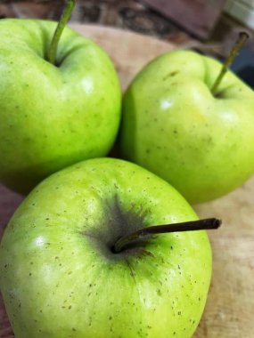 Yeşil elma, taze elma, meyve, vitaminler, masa, mutfak. 