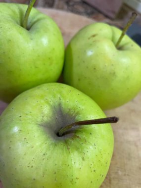 Yeşil elma, taze elma, meyve, vitaminler, masa, mutfak. 