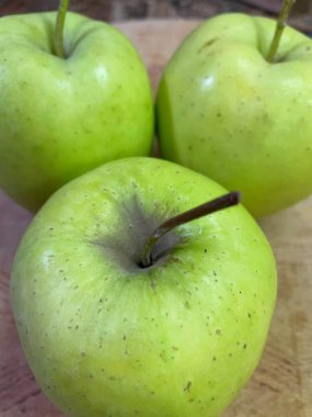 Yeşil elma, taze elma, meyve, vitaminler, masa, mutfak. 