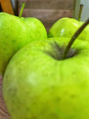 Yeşil elma, taze elma, meyve, vitaminler, masa, mutfak. 