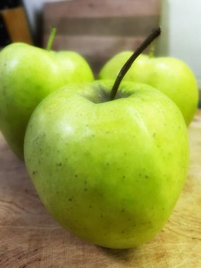 Yeşil elma, taze elma, meyve, vitaminler, masa, mutfak. 