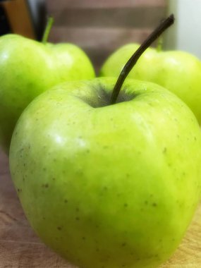 Yeşil elma, taze elma, meyve, vitaminler, masa, mutfak. 