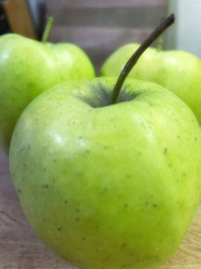 Yeşil elma, taze elma, meyve, vitaminler, masa, mutfak. 