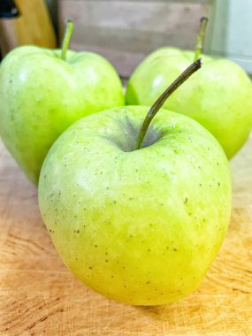 Yeşil elma, taze elma, meyve, vitaminler, masa, mutfak. 