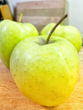 Yeşil elma, taze elma, meyve, vitaminler, masa, mutfak. 