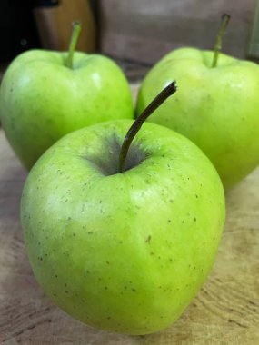 Yeşil elma, taze elma, meyve, vitaminler, masa, mutfak. 